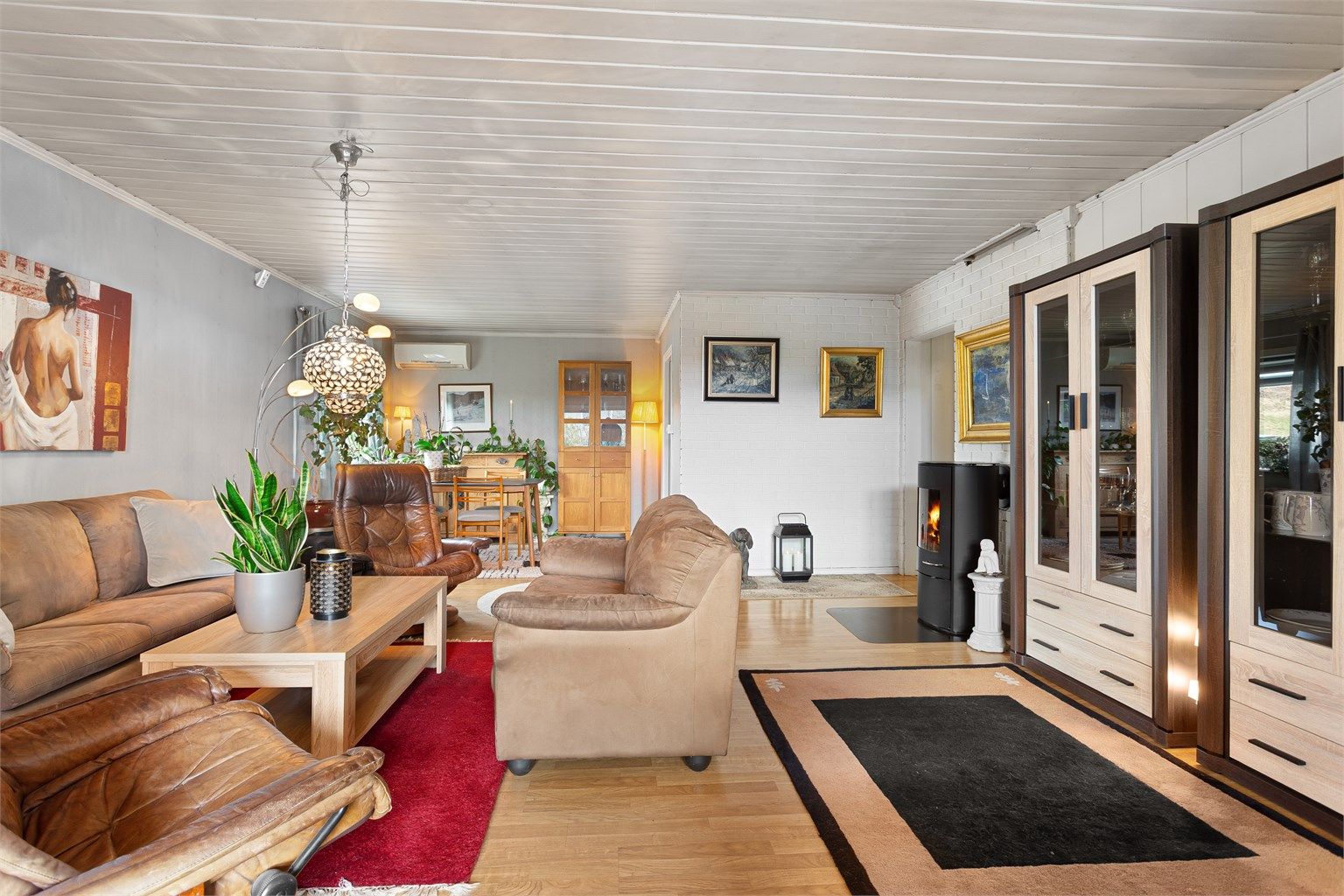 Den gjennomgående stuen gir fleksible møbleringsmuligheter for både sofagruppe og spisebord.