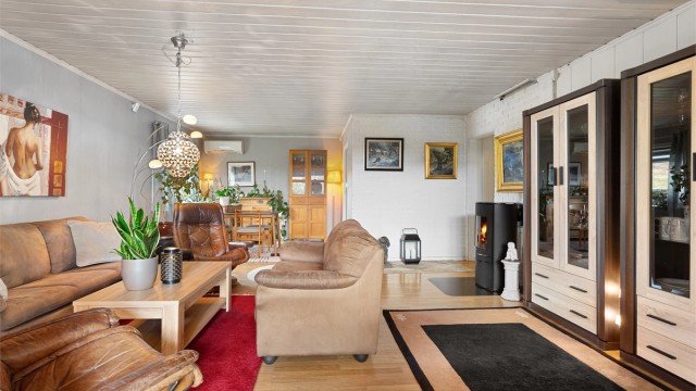 Den gjennomgående stuen gir fleksible møbleringsmuligheter for både sofagruppe og spisebord.