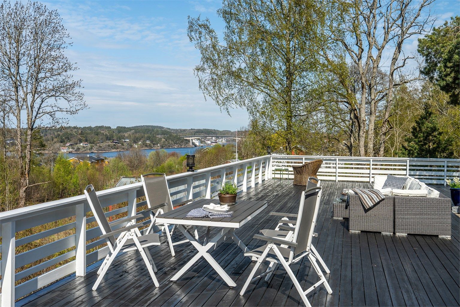 Hytta ligger idyllisk til like forbi Mølledammen, omtrent 1 km vest for Vrengenbro, med utsikt mot Vrengensundet.