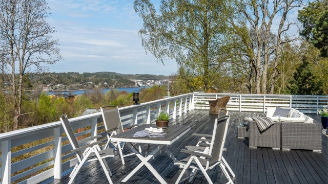 Hytta ligger idyllisk til like forbi Mølledammen, omtrent 1 km vest for Vrengenbro, med utsikt mot Vrengensundet.