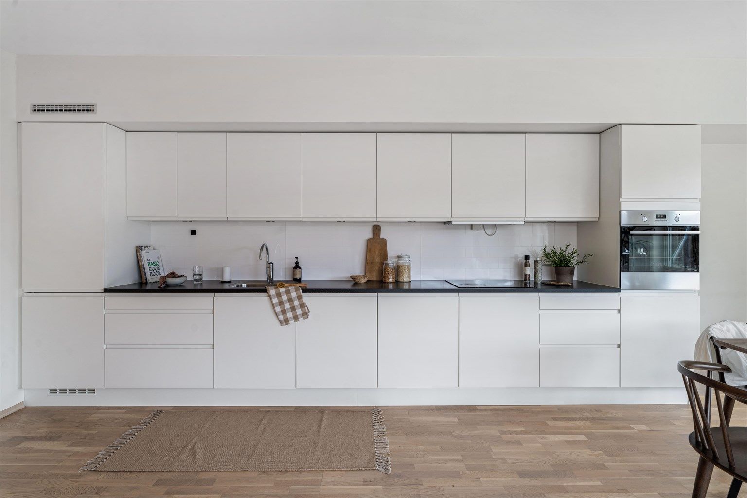 Kjøkkenet er tidløst og utstyrt med integrerte hvitevarer.