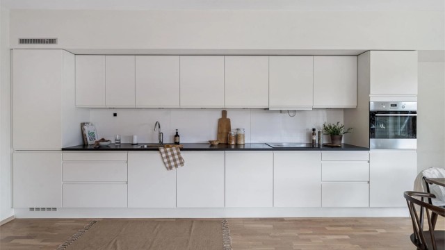 Kjøkkenet er tidløst og utstyrt med integrerte hvitevarer.