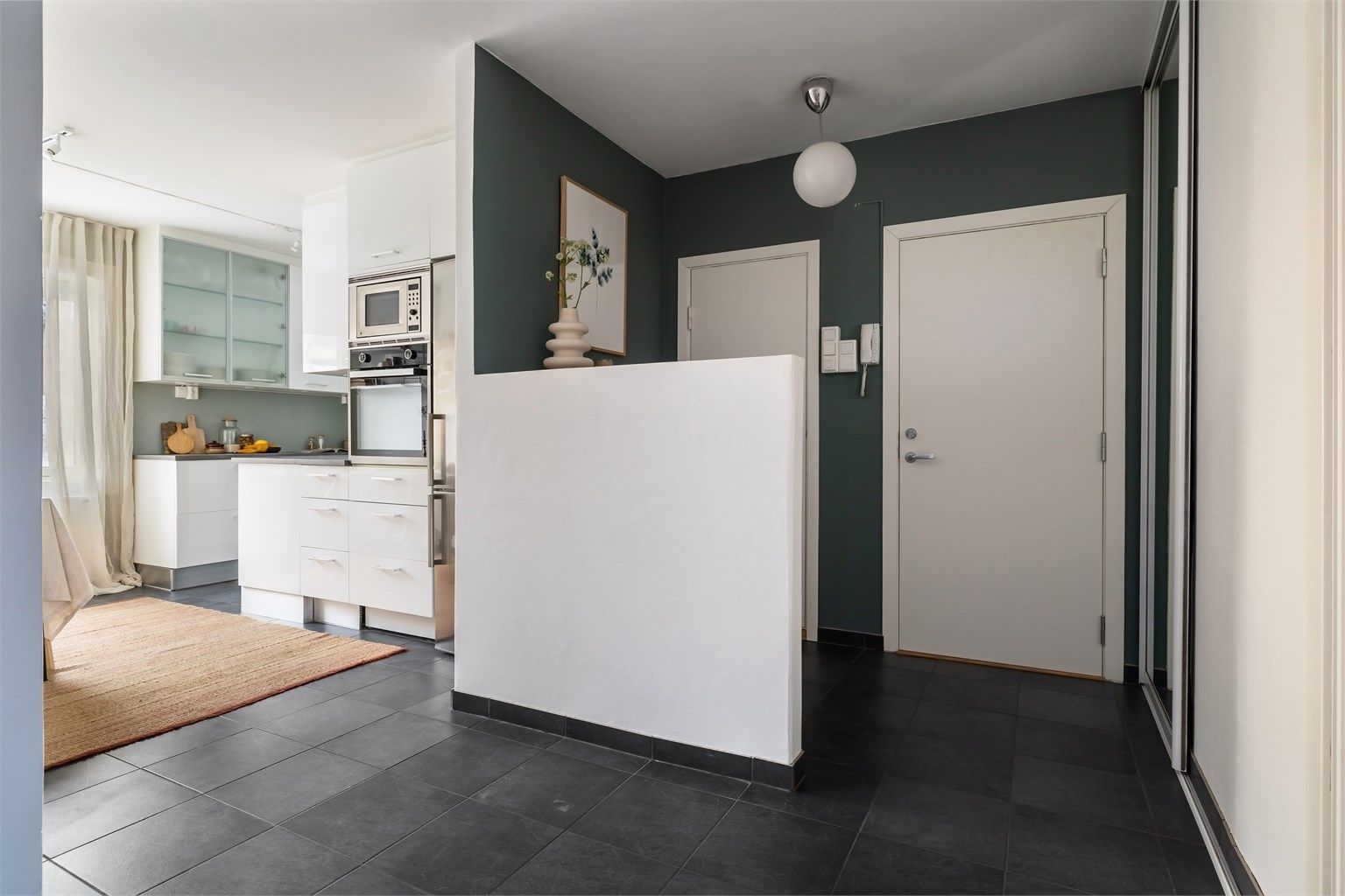 I entreen er det god plass til jakker og sko i plassbygd skyvedørsgarderobe med en speildør - fint å kunne ta en siste "avsjekk" før man forlater leiligheten