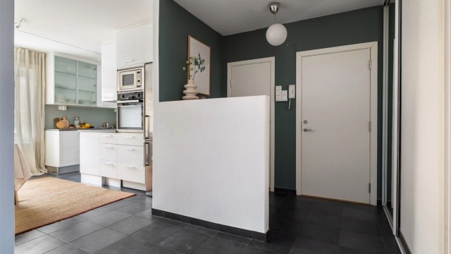 I entreen er det god plass til jakker og sko i plassbygd skyvedørsgarderobe med en speildør - fint å kunne ta en siste "avsjekk" før man forlater leiligheten