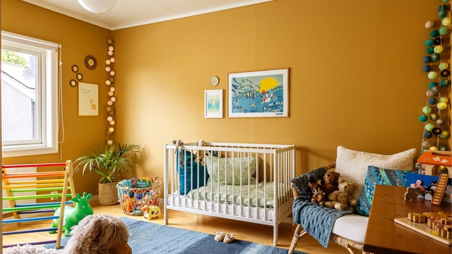 Som ett av boligens tre soverom i hovedetasjen gir rommet fleksible bruksmuligheter, enten som barnerom, gjesterom eller hjemmekontor