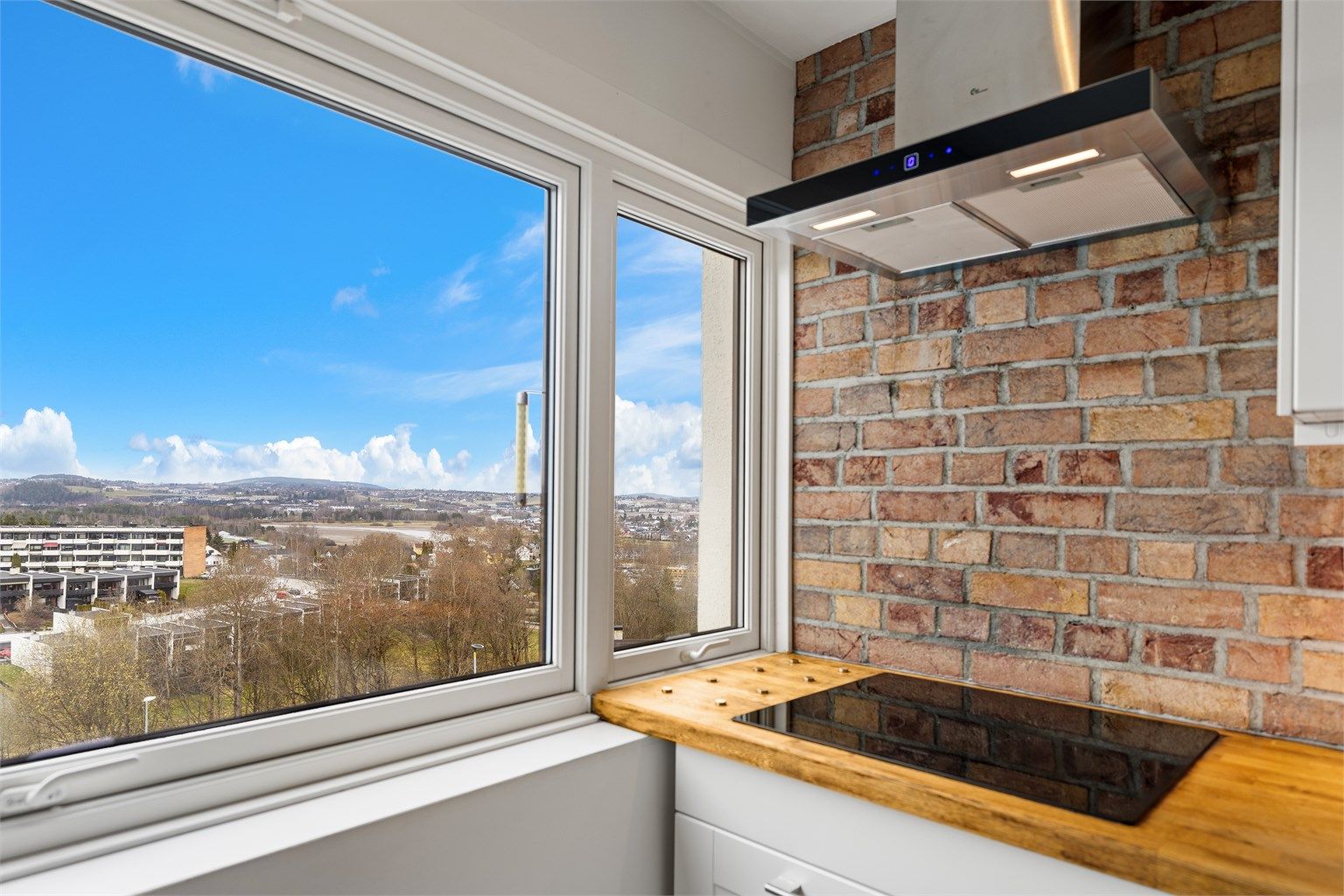 Fra kjøkkenvinduet er det flott utsikt mot Lillestrøm. Vinduene her ble skiftet i 2014.