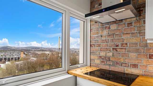 Fra kjøkkenvinduet er det flott utsikt mot Lillestrøm. Vinduene her ble skiftet i 2014.