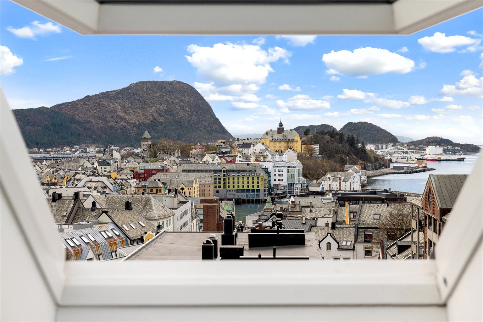 Et vindu mot den unike jugendbyen Ålesund.
