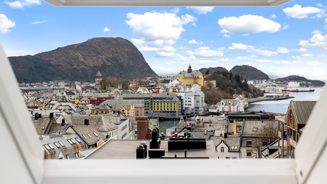 Et vindu mot den unike jugendbyen Ålesund.