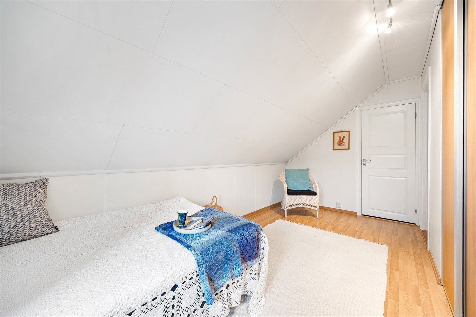 Soverommet har god plass til seng, kommode og oppbevaring.