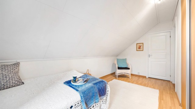Soverommet har god plass til seng, kommode og oppbevaring.