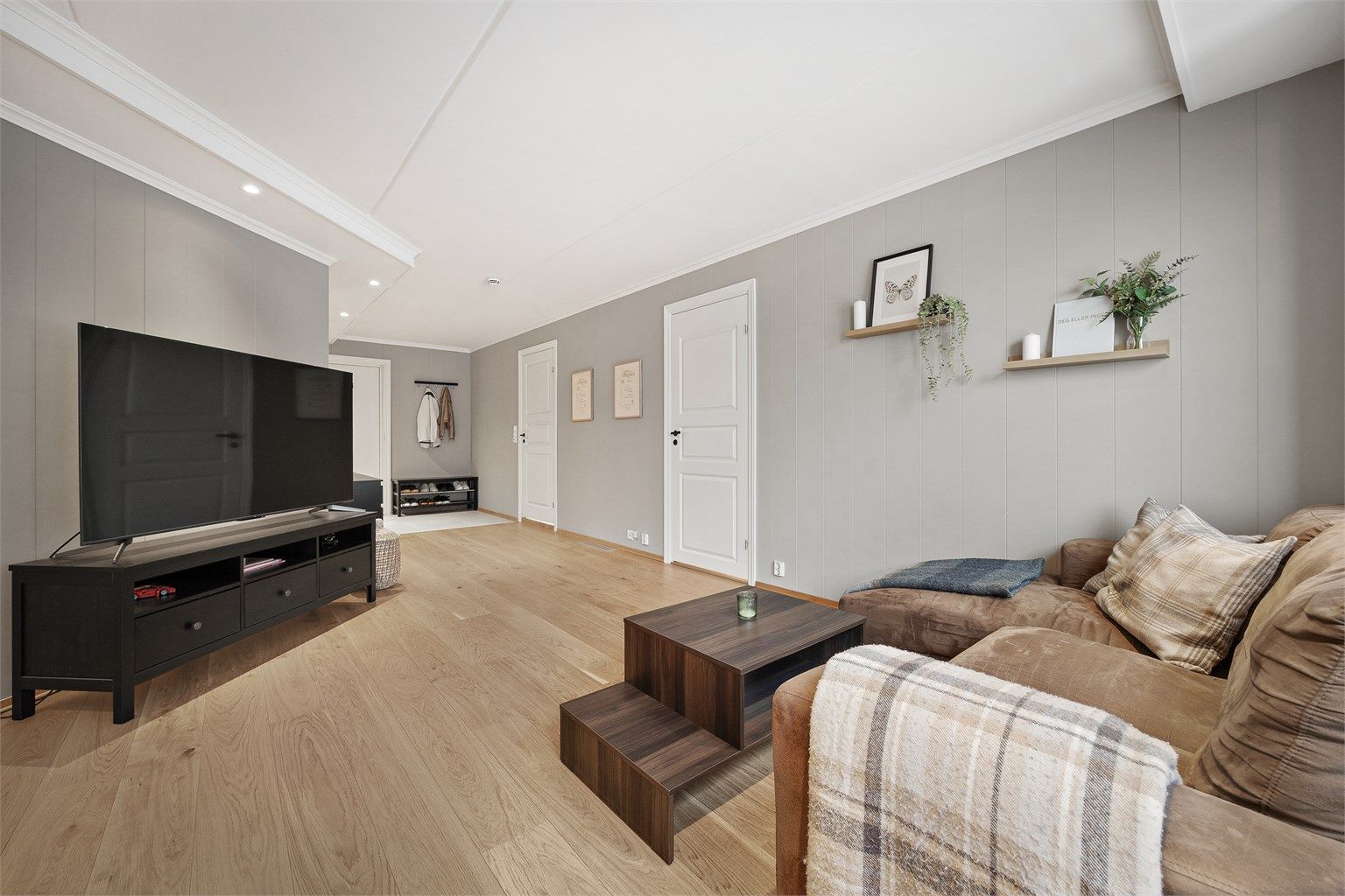 Åpen kjøkken- og stueløsning med sofaområde