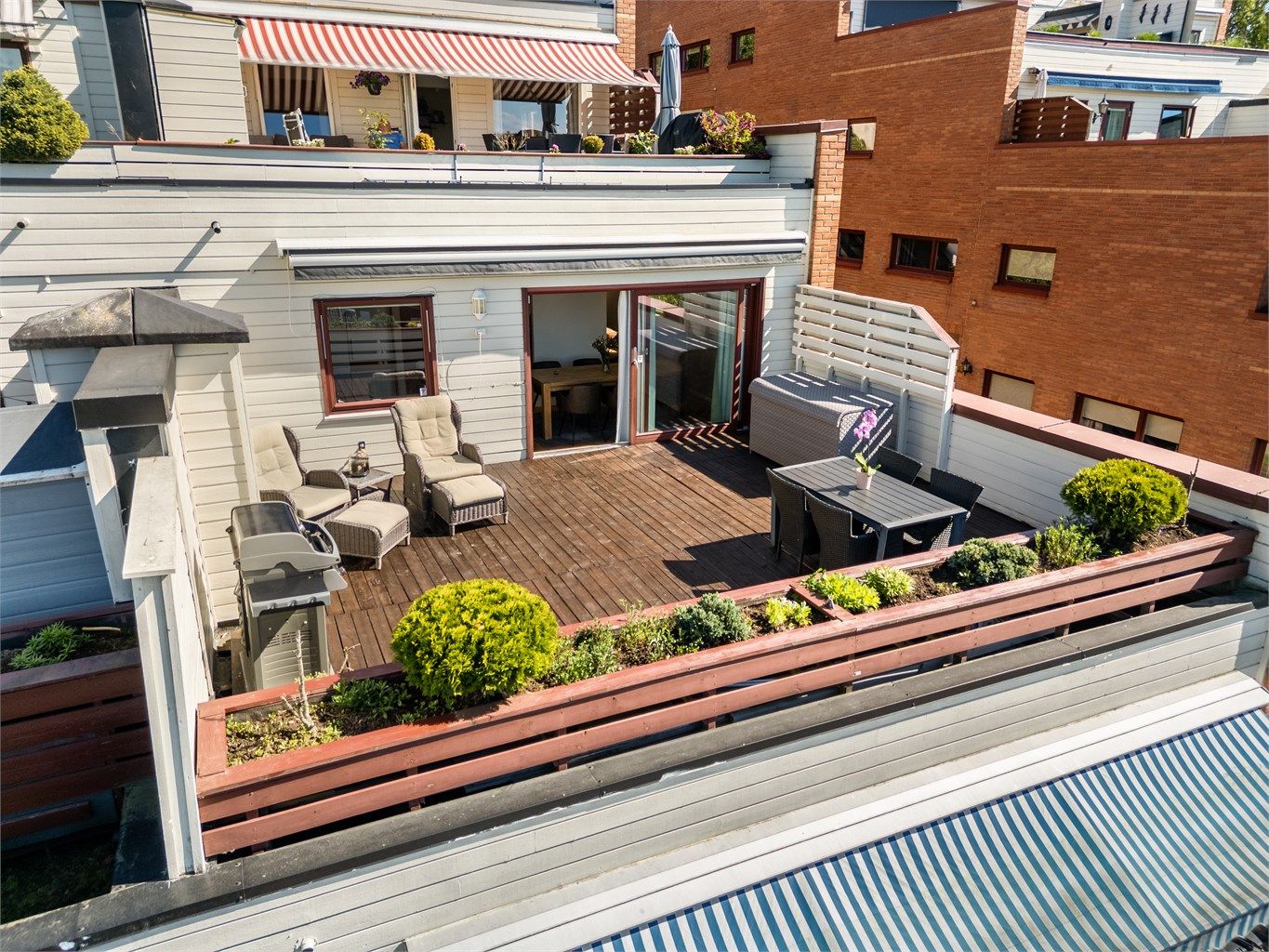 Leiligheten ligger fint til på Kurland, med fantastiske sol- og utsiktsforhold.