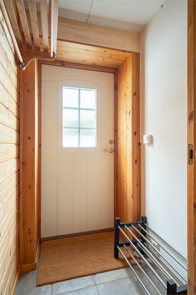 Praktisk vindfang ifm. egen inngang til sokkel