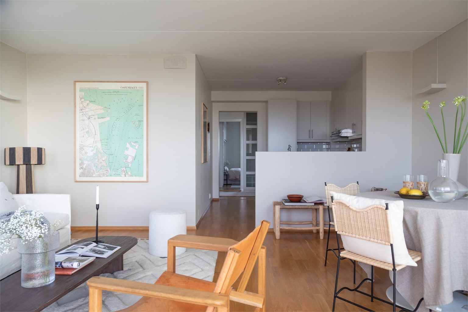 Planløsningen består av entré, to soverom, bad, samt kjøkken og stue i tillegg til en solrik balkong.