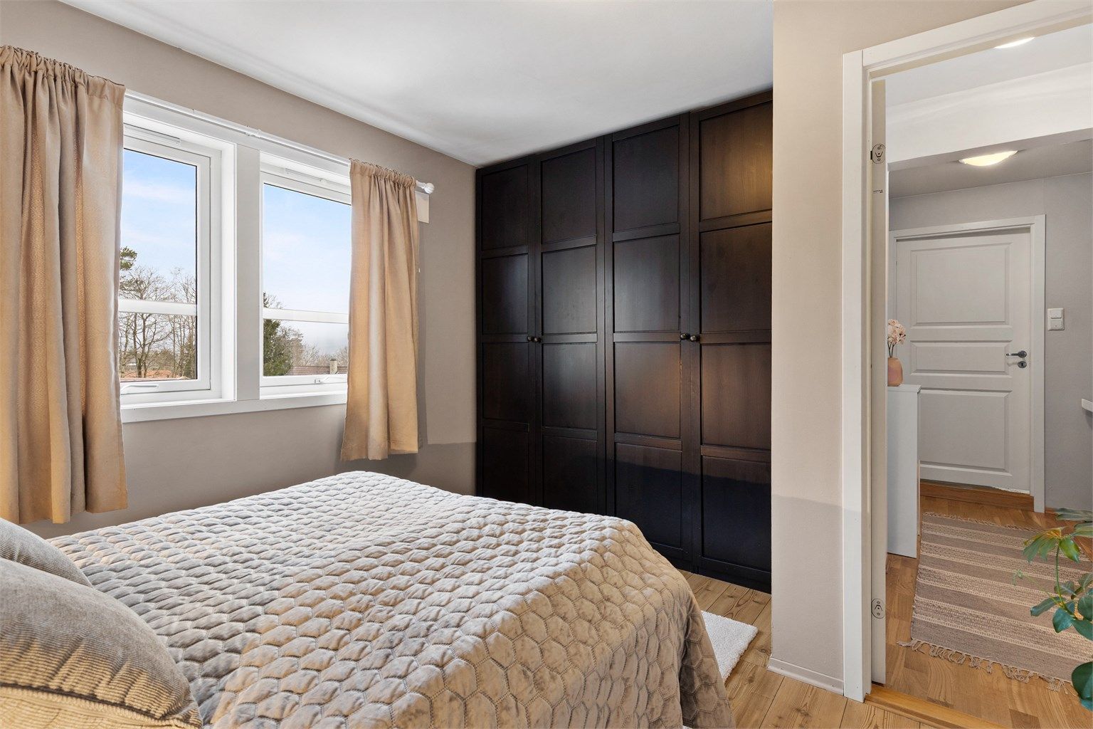 En hel garderobevegg gir rikelig med oppbevaringsplass og gjør det enkelt å ha system.