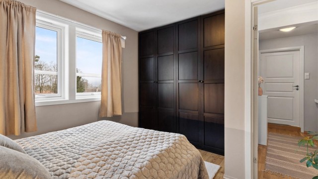 En hel garderobevegg gir rikelig med oppbevaringsplass og gjør det enkelt å ha system.