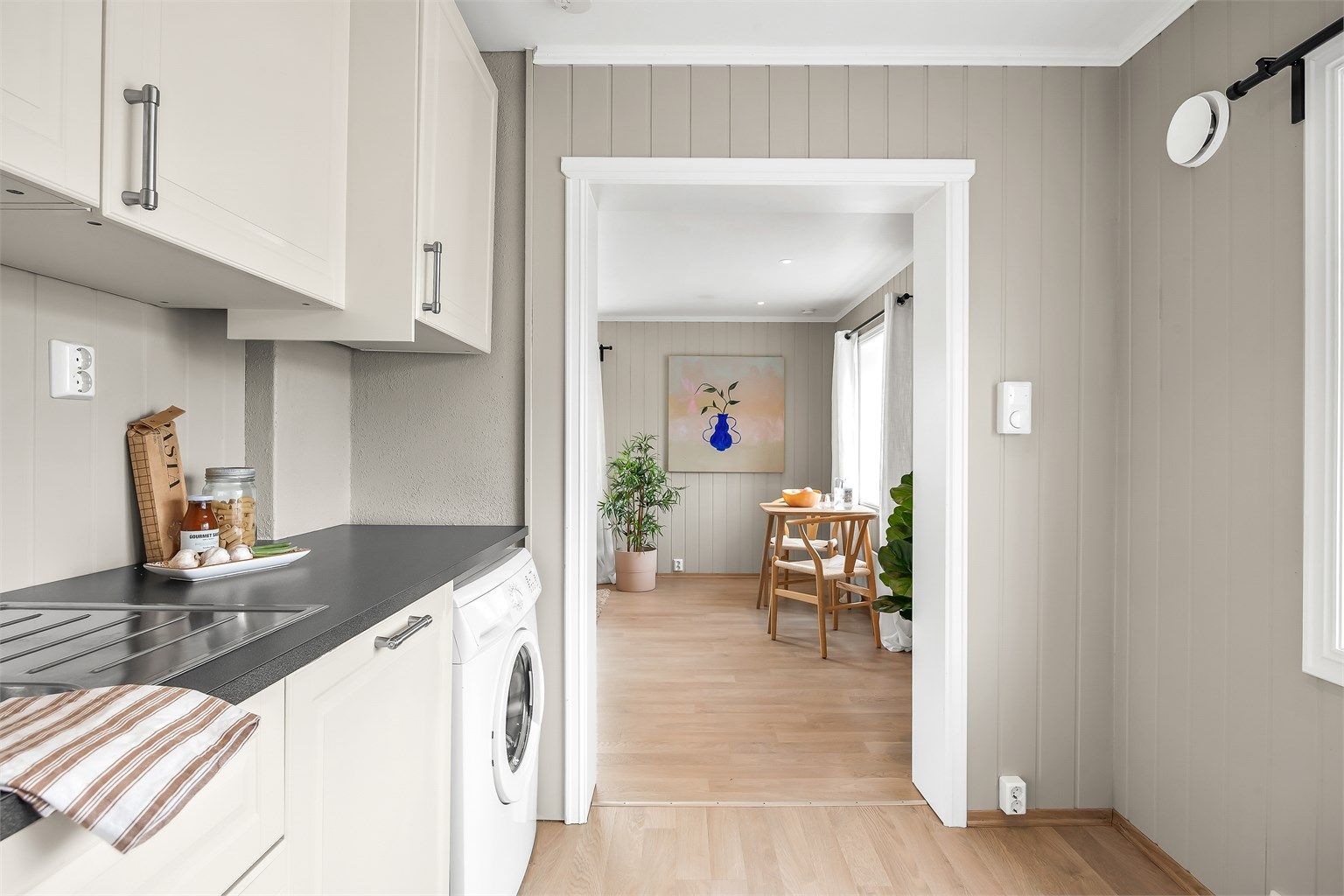 Videre er kjøkkenet utstyrt med ventilator, integrert platetopp, integrert stekeovn, oppvaskkum og integrert oppvaskmaskin.