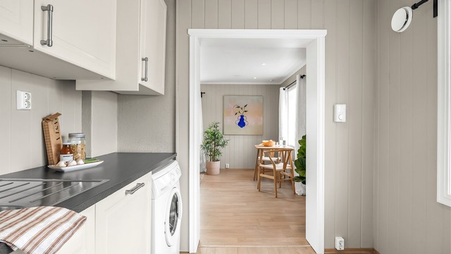 Videre er kjøkkenet utstyrt med ventilator, integrert platetopp, integrert stekeovn, oppvaskkum og integrert oppvaskmaskin.