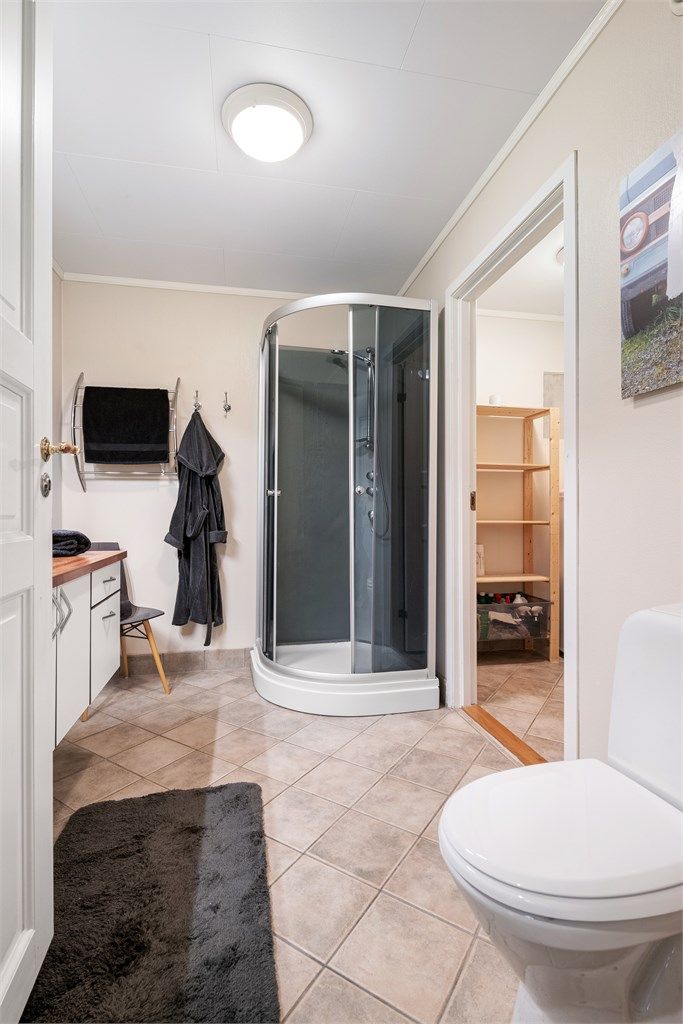 Badet i underetasjen har flislagt gulv med gulvvarme for god komfort.