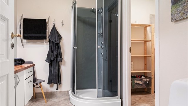 Badet i underetasjen har flislagt gulv med gulvvarme for god komfort.