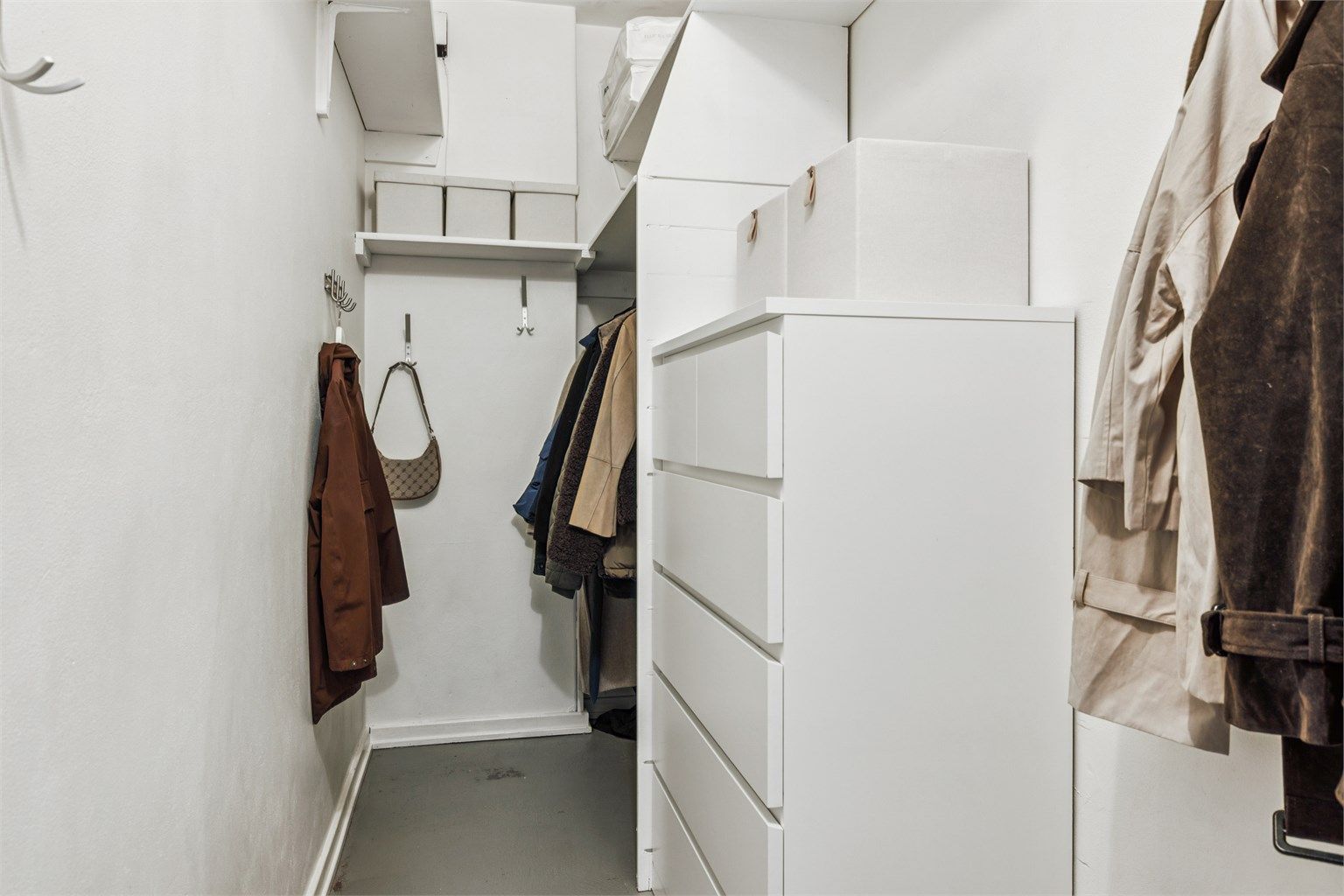 Praktisk innvendig kott for ekstra lagring. I tillegg medfølger en bod på ca. 4 m² i kjelleren.