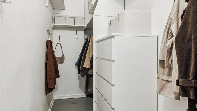 Praktisk innvendig kott for ekstra lagring. I tillegg medfølger en bod på ca. 4 m² i kjelleren.
