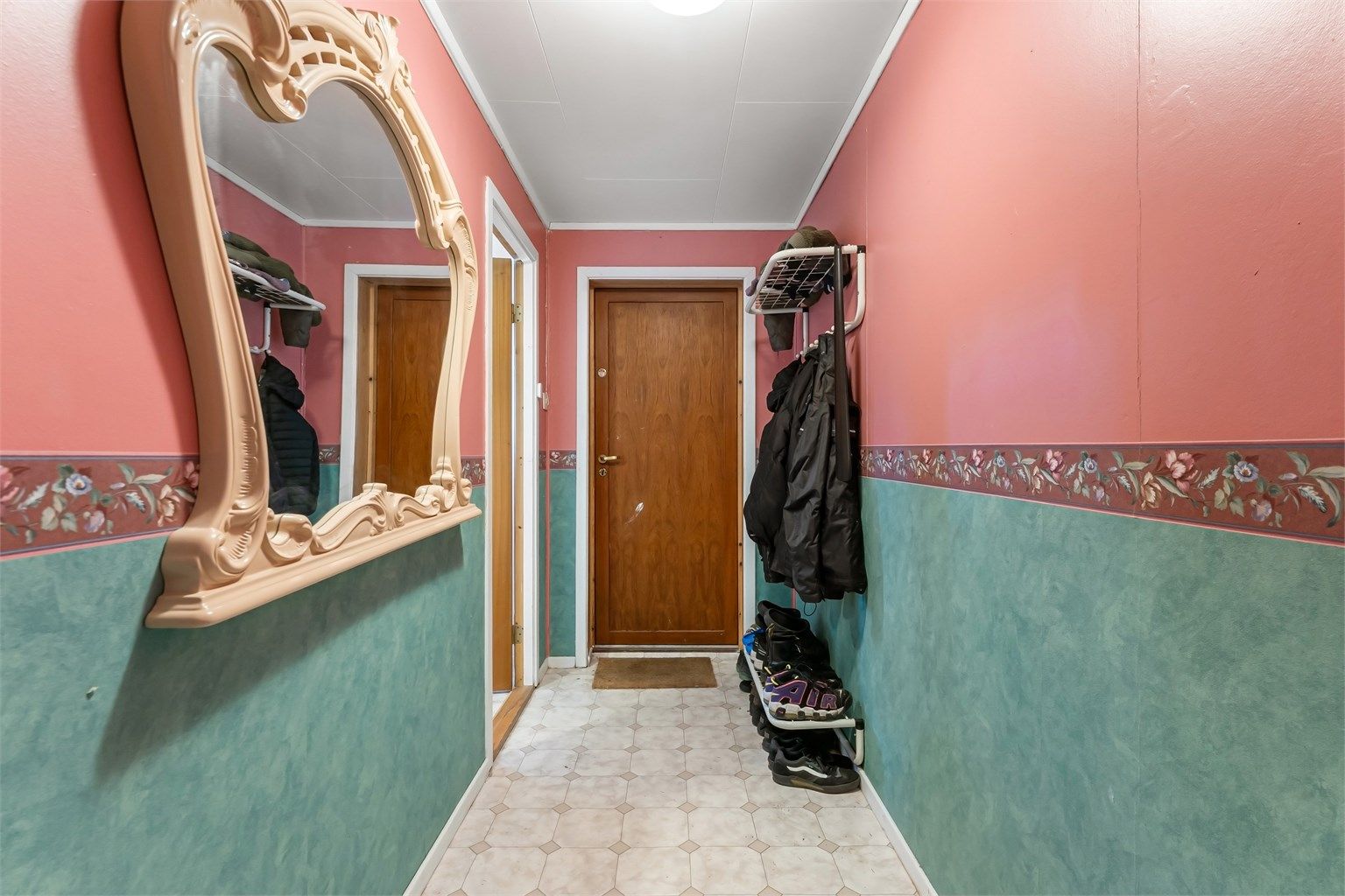 I boligens underetasje finner du en innredet hybel/utleiedel. Det gjøres oppmerksom på at ingen av rommene i underetasjen er omsøkt/bruksendret og er ikke godkjent til varig opphold