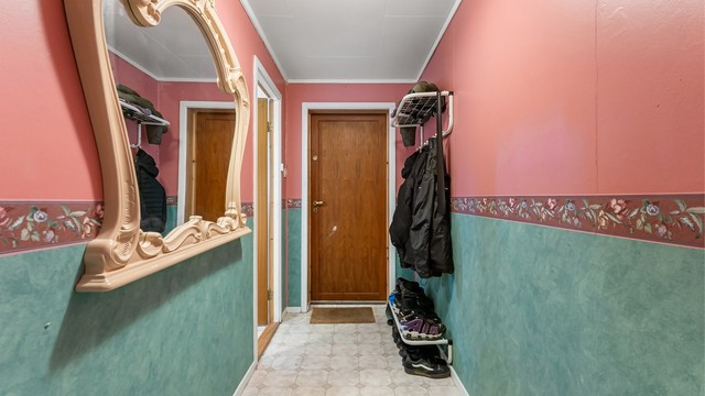 I boligens underetasje finner du en innredet hybel/utleiedel. Det gjøres oppmerksom på at ingen av rommene i underetasjen er omsøkt/bruksendret og er ikke godkjent til varig opphold