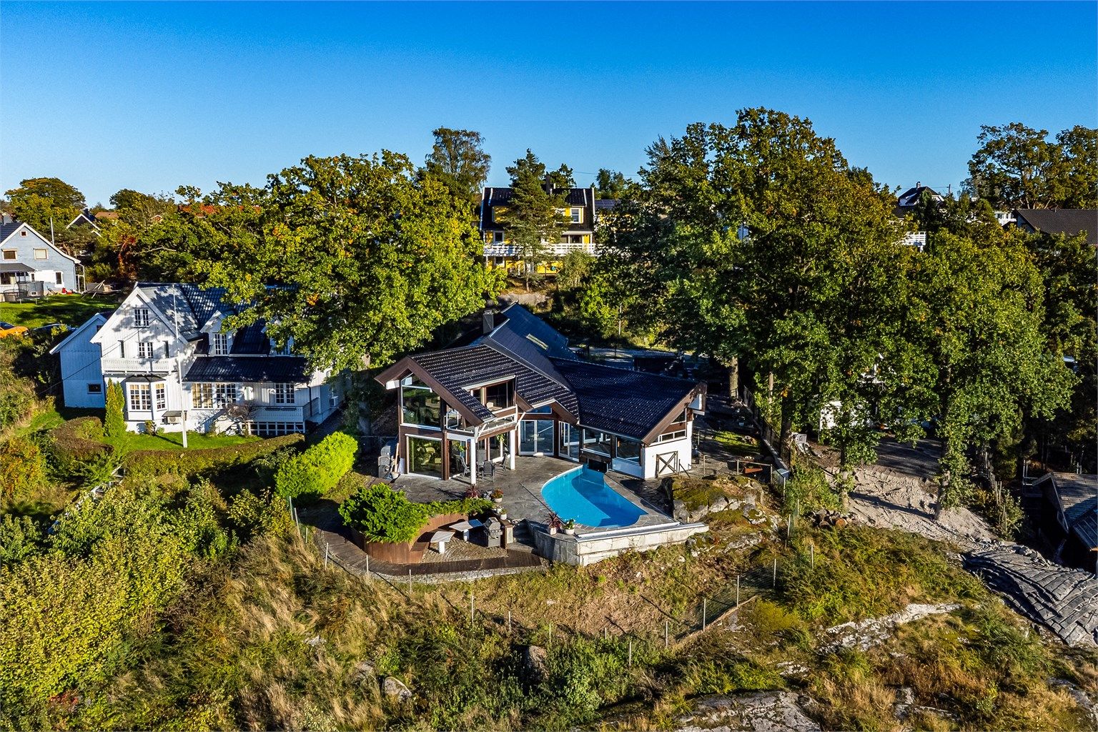 Boligen ble oppført etter tegninger utarbeidet av arkitekt Konrad Halvorsen og tatt i bruk i 1986. I lokal sammenheng er dette en perle av en sjelden anledning. 