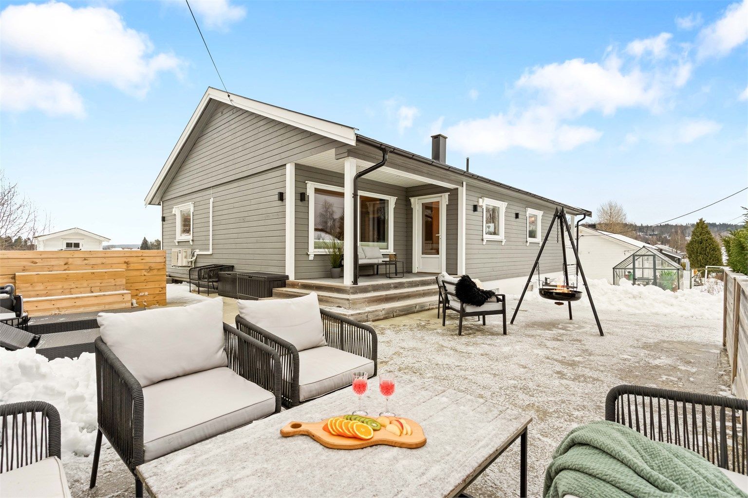 Boligen har et flott uteområde med plass til hele familien.