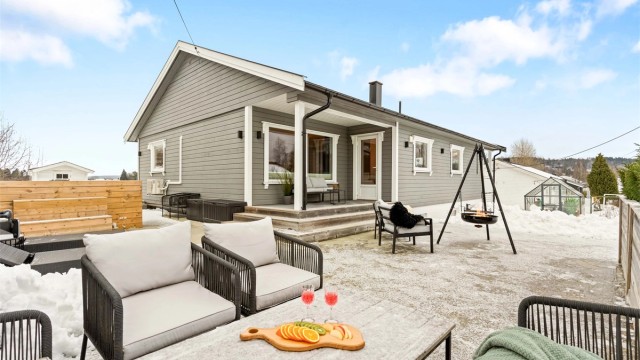 Boligen har et flott uteområde med plass til hele familien.