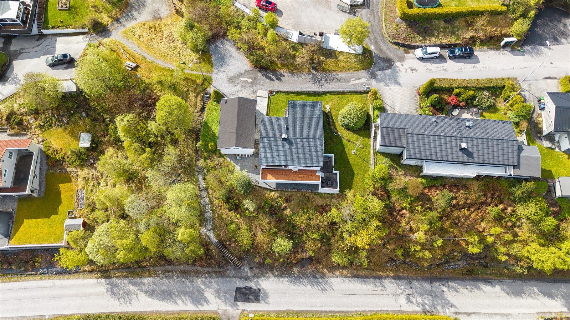 Oversikt over eiendommen og den romslige tomten.