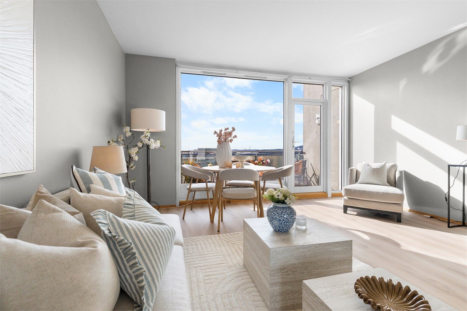 Leiligheten ligger i et moderne bygg fra 2007 med heisadkomst og gode solforhold.