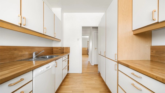 Videre er det frittstående oppvaskmaskin og integrert ventilator med avtrekkskanal.