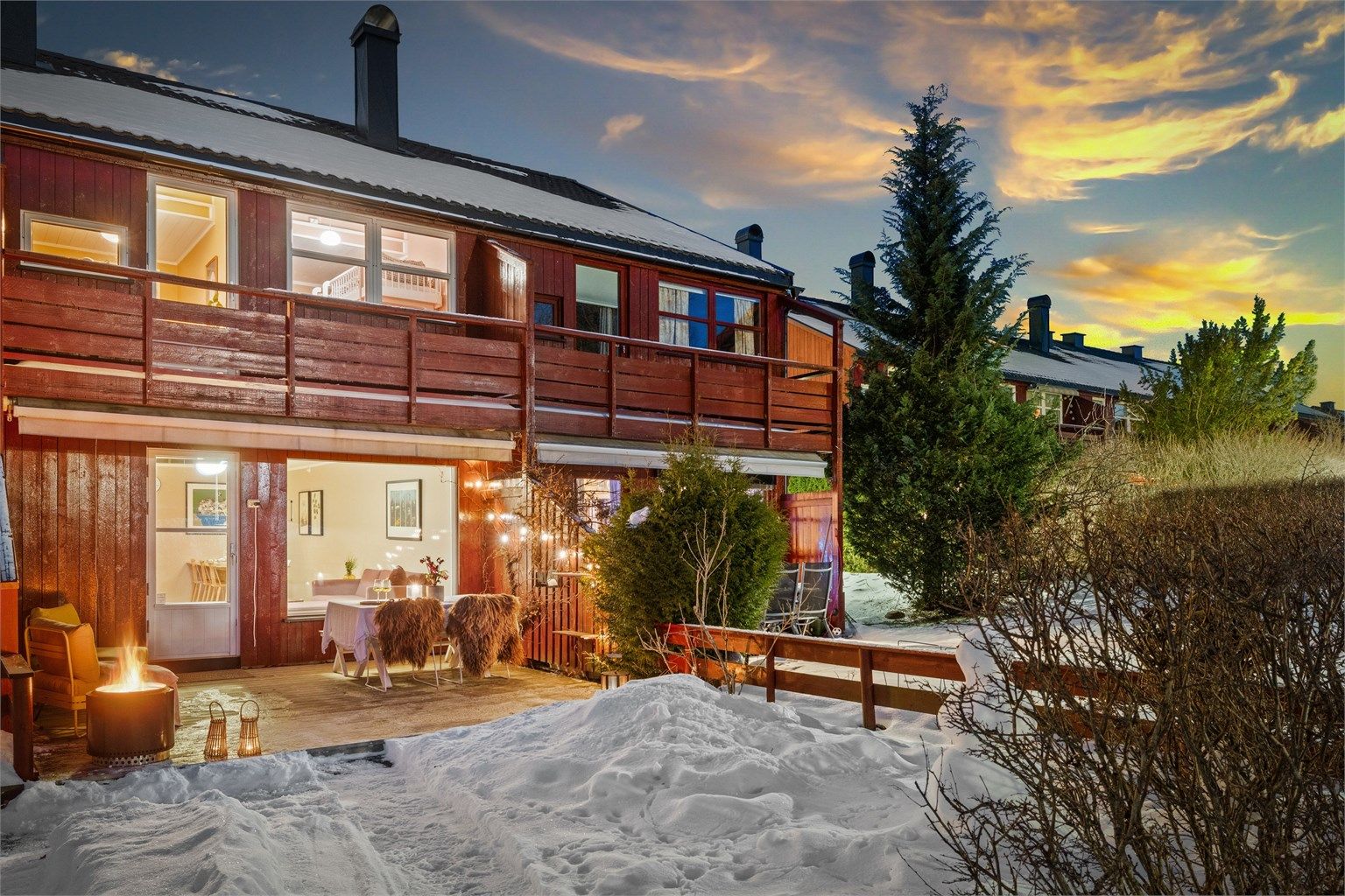 Sydvestvendt og solrik terrasse og hage