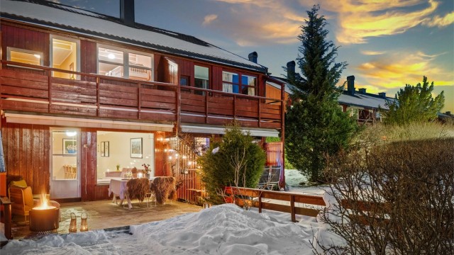 Sydvestvendt og solrik terrasse og hage