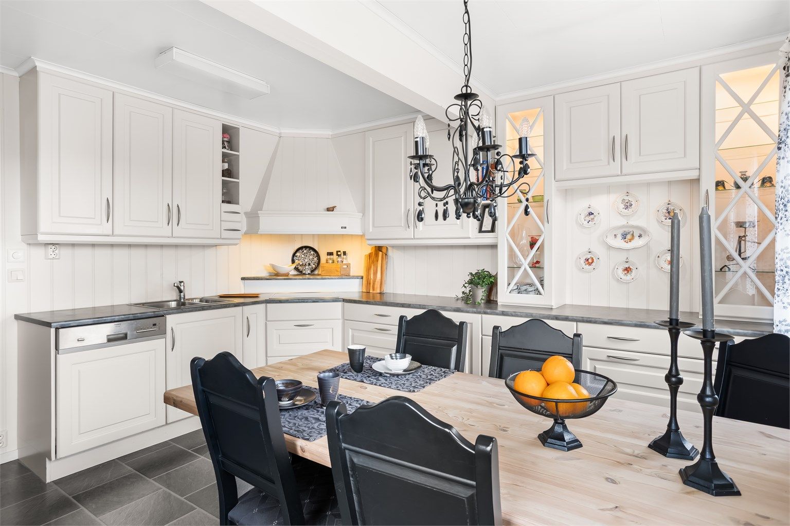 Kjøkkenet har integrert komfyr, mikrobølgeovn, kjøleskap og oppvaskmaskin.