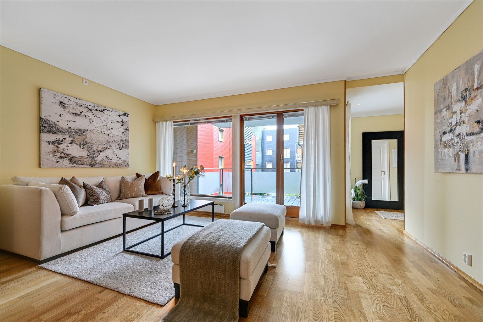 TV-stue med god plass og utgang til terrasse. Her er det også gasspeis. 