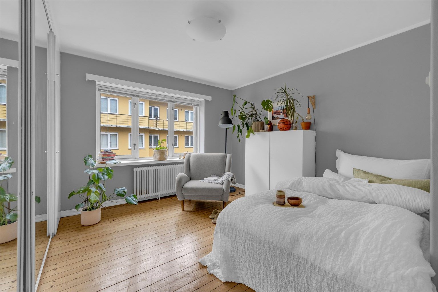 Stort og romslig hovedsoverom.