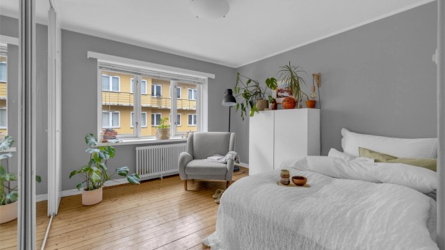 Stort og romslig hovedsoverom.