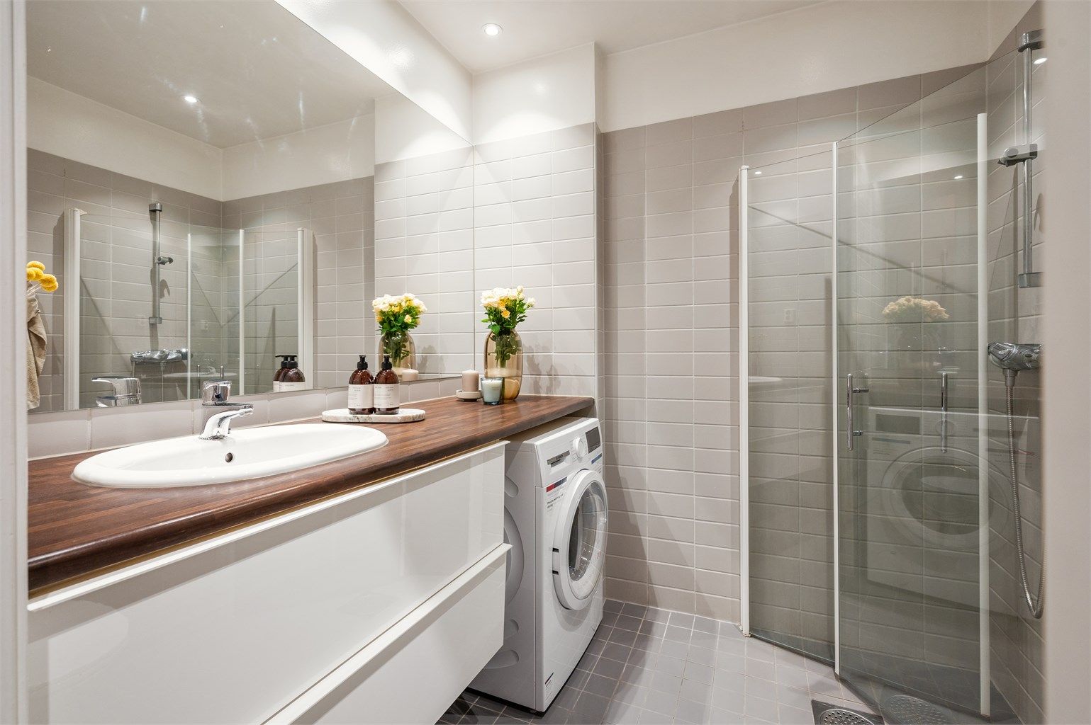 Badet er pent flislagt og ble rehabilitert samtidig som dette historiske bygget ble omgjort fra fabrikk til leiligheter i 2006.