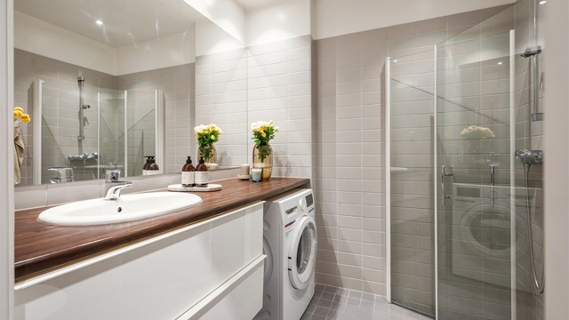 Badet er pent flislagt og ble rehabilitert samtidig som dette historiske bygget ble omgjort fra fabrikk til leiligheter i 2006.