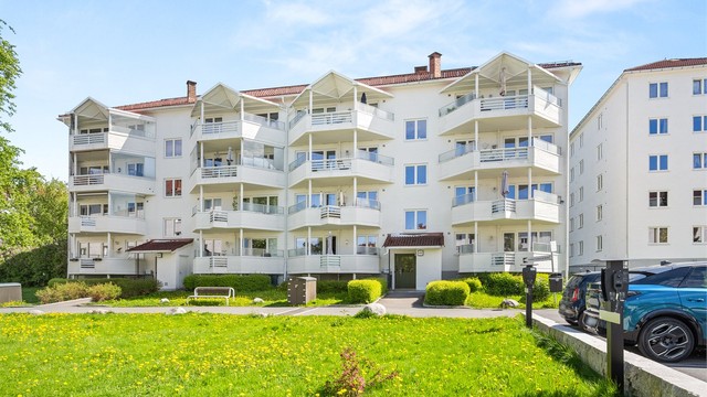 Bygningen er oppført i 1954 med yttervegger i tegl- og murverk og leiligheten er tilknyttet Oppsal Borettslag.