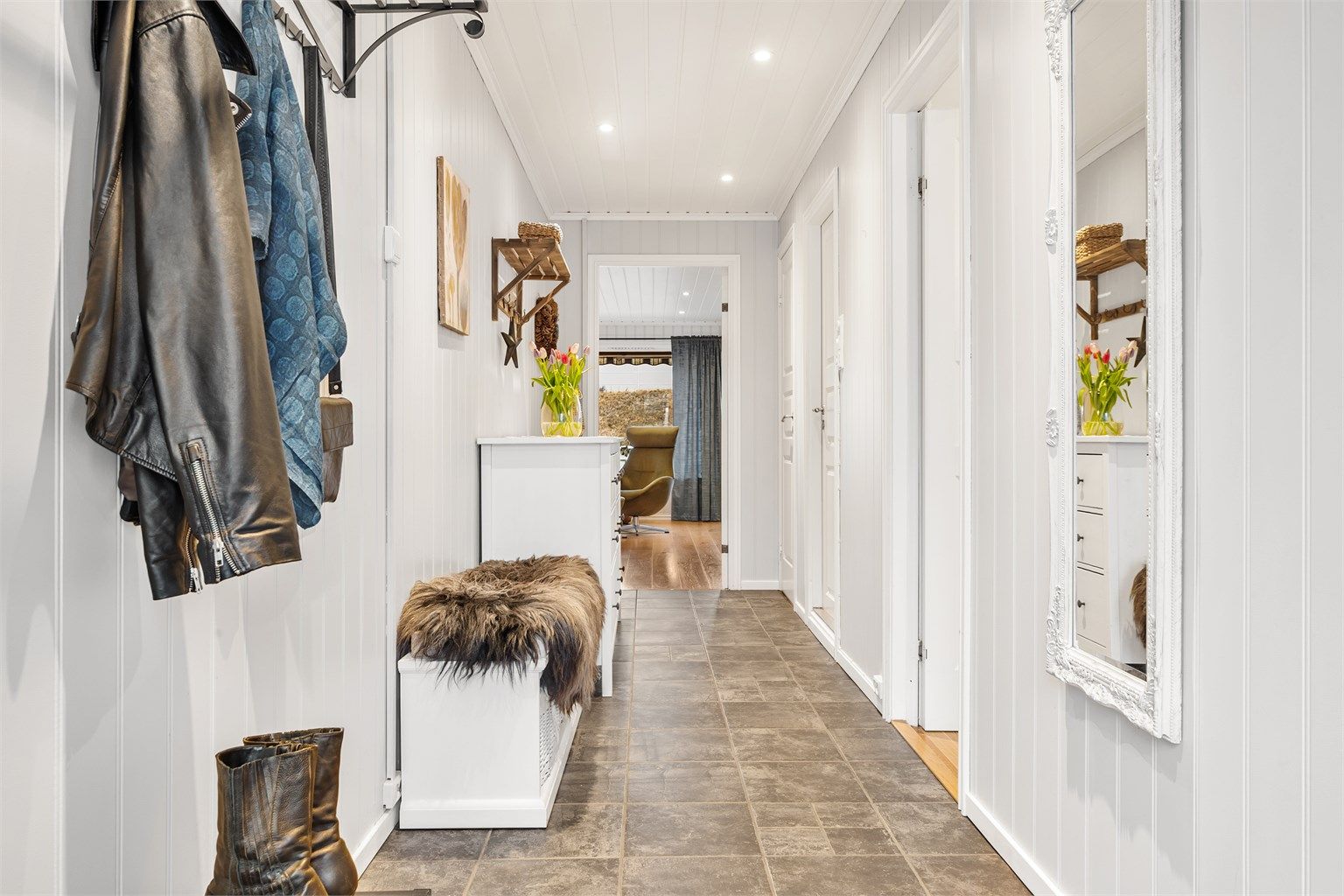 Entréen er flislagt med gulvvarme og har gode oppbevaringsmuligheter til ytterklær og lignende