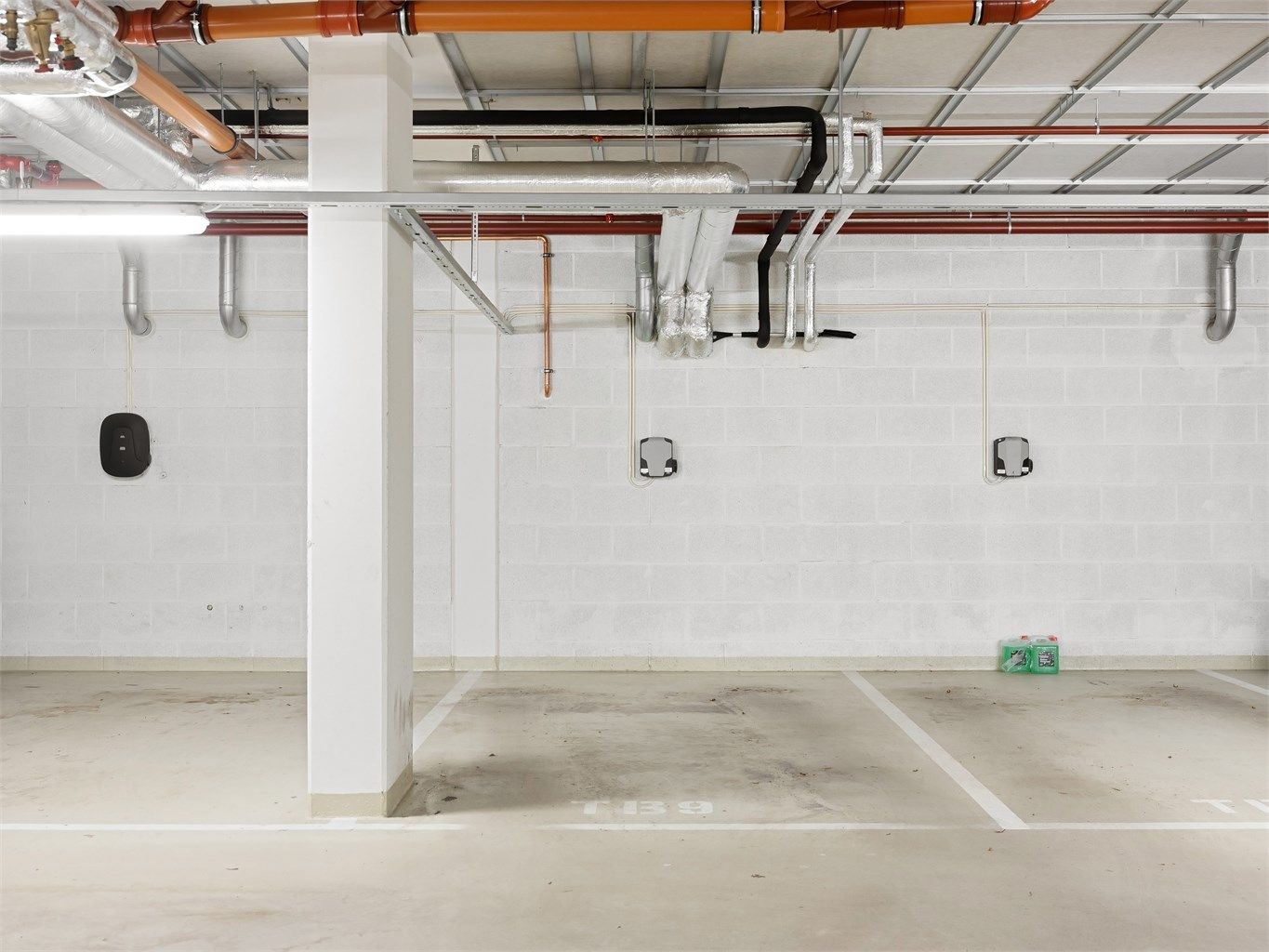 Heisen tar dere rett ned til garasjeplass med elbillader og bod