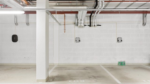 Heisen tar dere rett ned til garasjeplass med elbillader og bod