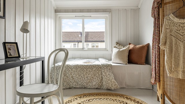 Et av boligens tre soverom, med plass til seng og arbeidsplass.