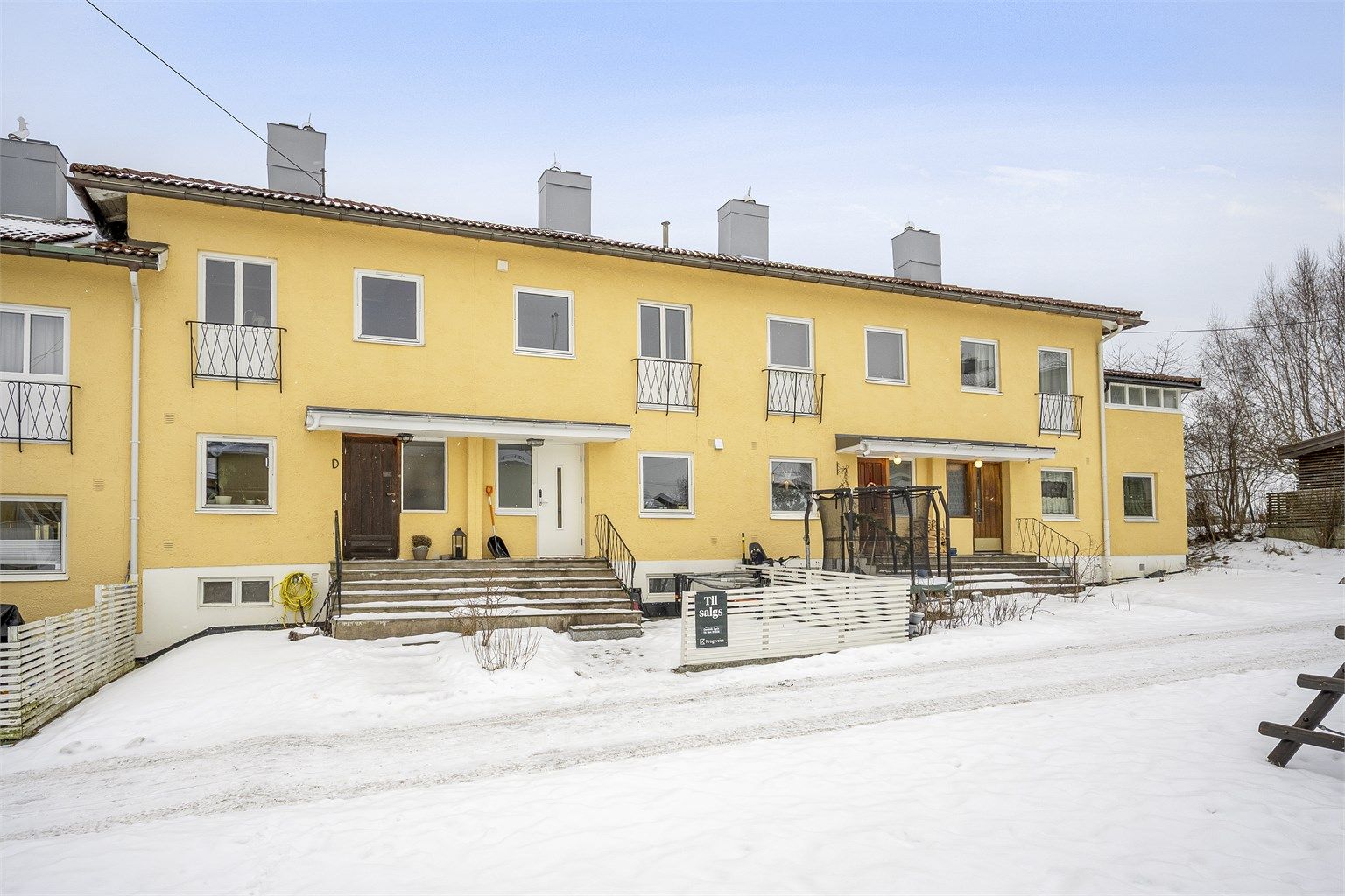 Inngangsparti med egen uteplass.