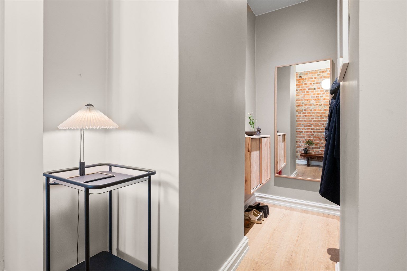 Entréen har plass til oppheng av yttertøy og skoskap.
